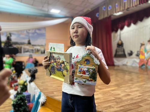 Участник СВО, получивший «Письмо солдату», передал детям в знак благодарности подарки