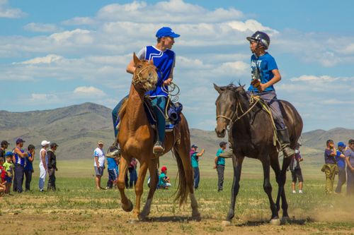 В Туве на конных скачках пострадали подростки