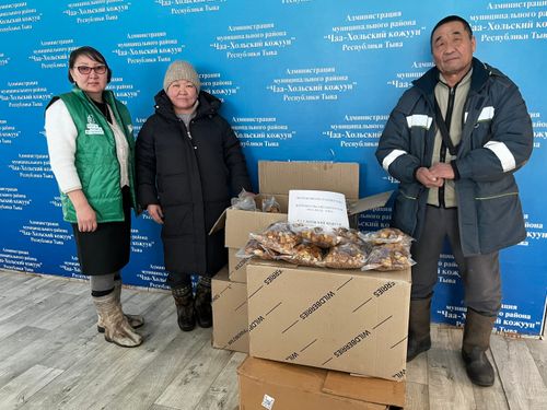 Жители и предприниматели Чаа-Хольского района передали гуманитарную помощь к празднику Шагаа