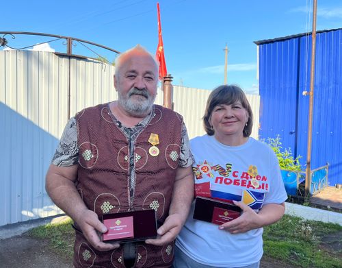 Народный фронт Тувы передал гуманитарную помощь и медали в Ровеньках