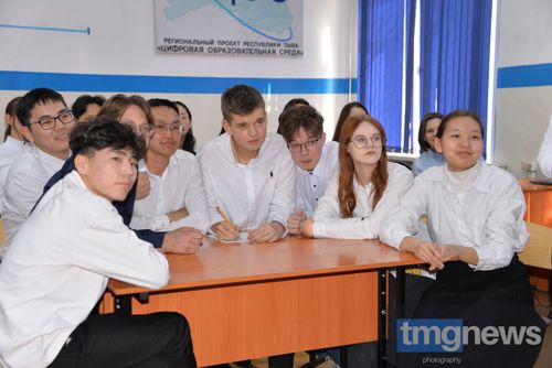 В преддверии Дня космонавтики состоялся телемост между тувинскими и крымскими учебными заведениями