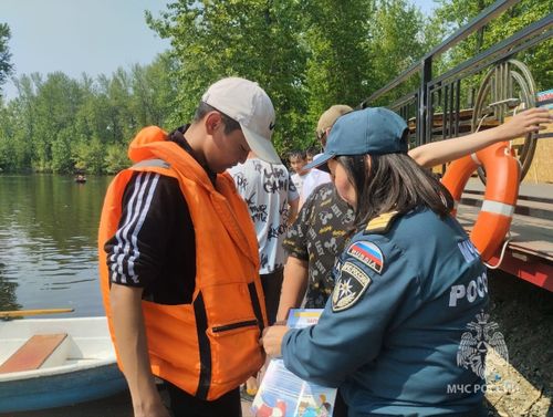 Сотрудники МЧС Тувы проводят акцию «Вода – безопасная территория»
