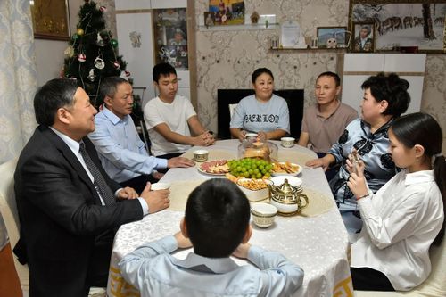 Владислав Ховалыг тыва эки турачы Вера Байлактың салгакчылары-биле ужурашкан