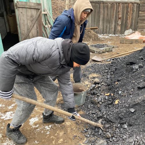 Активисты молодежного движения «Добрые Сердца Тувы» оказали поддержку ветерану СВО Мергену Куулару