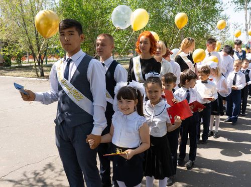 Глава Тувы поздравил выпускников с окончанием школы