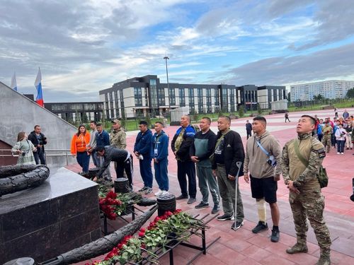 «Защитники Отечества» из Тувы возложили цветы к мемориалу Воину-освободителю