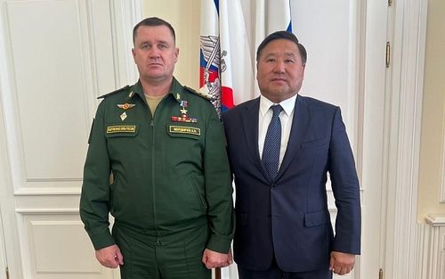 Тываның Баштыңы Россияның чепсектиг күштериниң чер кырының шериглериниң кол командылакчызы-биле ужурашкан