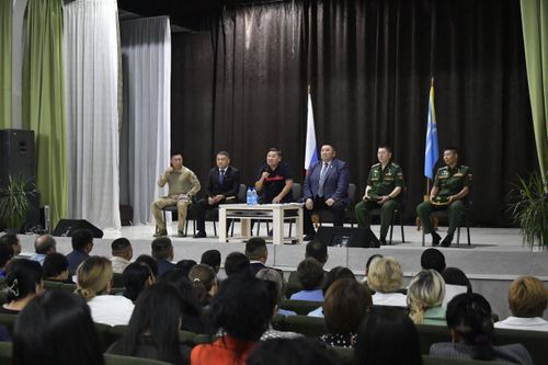 Глава Тувы встретился с жителями Улуг-Хемского района для обсуждения будущих проектов и инициатив