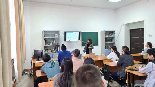 Студентам колледжа искусств рассказали об истории России через призму патриотических песен