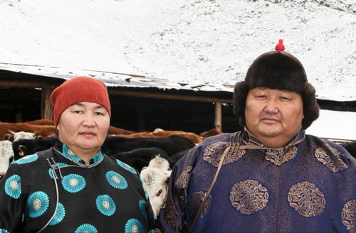 Глава Тувы поздравил с юбилеем известного борца республики Аяса Монгуша