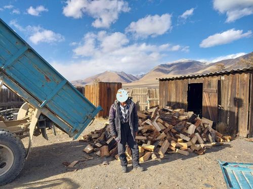 Одиноких пенсионеров Монгун-Тайгинского района обеспечили продуктами и дровами