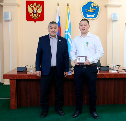 В Верховном Хурале Тувы наградили защитников Отечества и волонтеров СВО