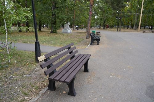 В Молодежном парке Кызыла появились скамейки из переработанных крышек