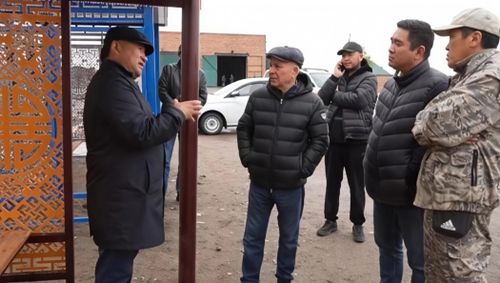 Владислав Ховалыг оценил варианты новых остановочных павильонов для Кызыла
