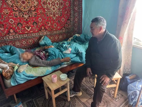 В Овюрском районе ко Дню пожилых людей пенсионерам помогают подготовиться к зиме