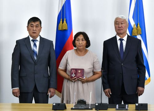 В Туве семьям погибших военных вручили ордена Мужества