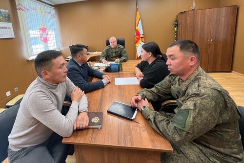 В Кызыле состоялась встреча представителей фонда «Защитники Отечества» с командиром 55-й гвардейской бригады