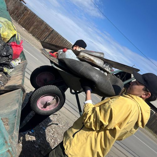 Волонтеры Тувы продолжают оказывать помощь пожилым жителям республики