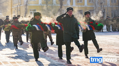 В Кызыле в День неизвестного солдата возложили цветы к Вечному огню