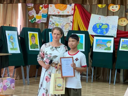 Делегация из Свердловска наградила победителей конкурса детского рисунка «Мы - семья защитника Отечества»