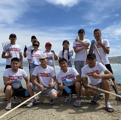 «Добрые Сердца Тувы» провели уборку побережья у озера Чедер