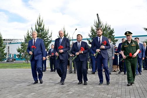 Владислав Ховалыг возложил цветы к памятнику участникам СВО