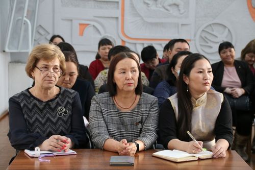 Депутаттар башкылар чөвүлели болгаш ада-иелер-биле хуралды эрттирген