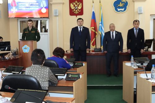 Членам семей погибших участников спецоперации из Тувы вручили ордена Мужества