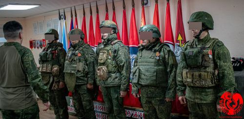 Бойцам «Черных барсов», находящимся в зоне специальной военной операции, вручили государственные и ведомственные награды