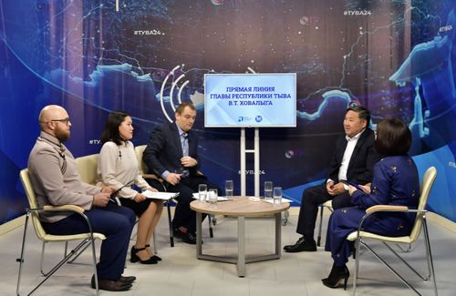 Около 500 вопросов от жителей поступило на прямую линию Главе Тувы Владиславу Ховалыгу