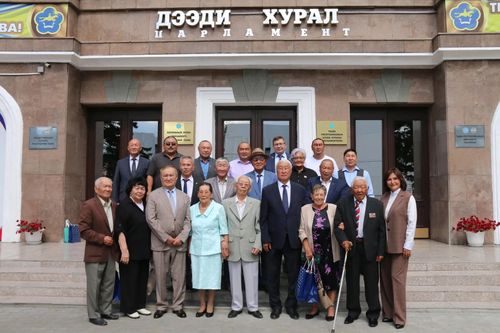 Верховный Хурал провёл встречу с ветеранами законодательной власти Тувы