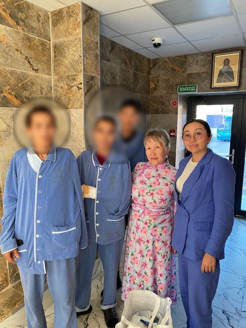 Сотрудники Полпредства Тувы в Москве продолжают навещать раненых земляков