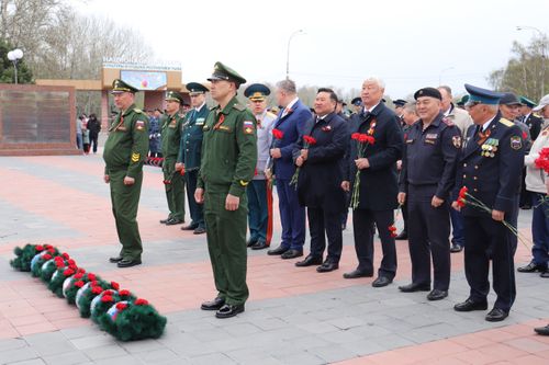 В Кызыле возложили венки и цветы к Мемориалу памяти на площади Победы