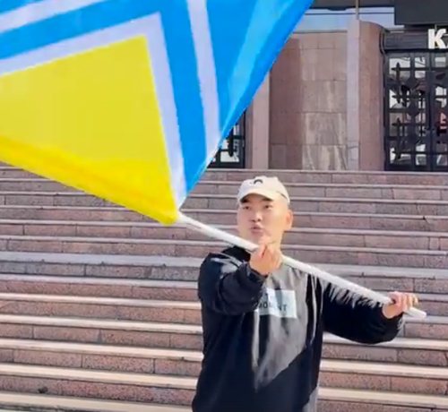 В Туве прошла патриотическая акция в честь Дня Государственного флага