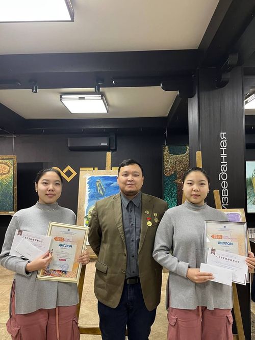 Творчество без границ на выставке современных художников Тувы