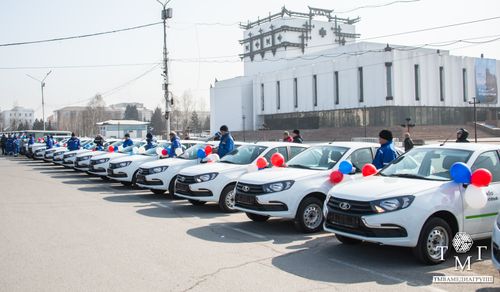Ключи от здоровья: 47 новых автомобилей для медиков Тувы