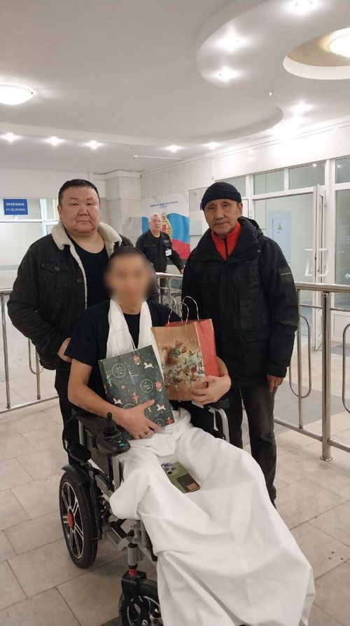 Полпредство Тувы в Москве и землячество посещают столичные госпитали, чтобы поддержать земляков-военнослужащих