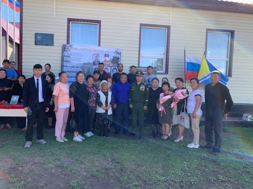 В школе села Чыраа-Бажы появилась мемориальная доска