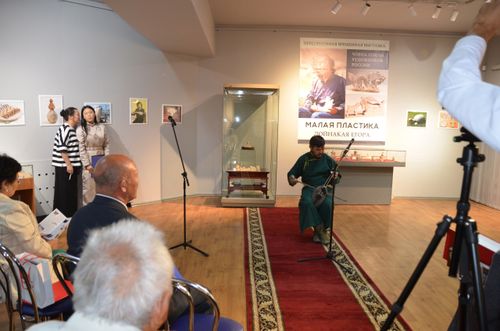 В Национальном музее Тувы открылась временная выставка "Малая пластика Дойнакая Егора"