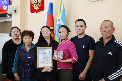 Семьям погибших военнослужащих Тувы вручили государственные награды Российской Федерации