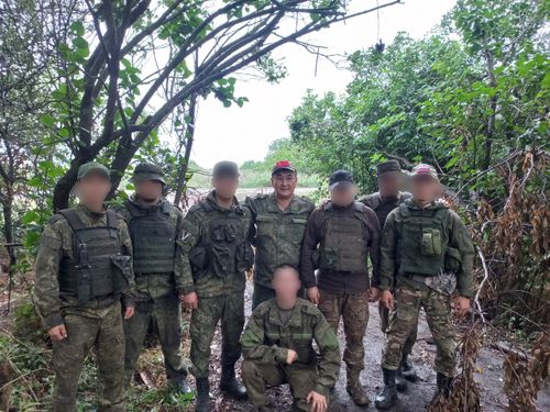 Тимур Куулар вручил участникам СВО из Тувы госнаграды