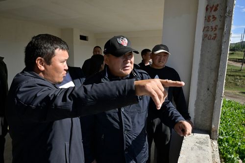 Глава Тувы проинспектировал ход ремонтных работ в Чеди-Хольском районе