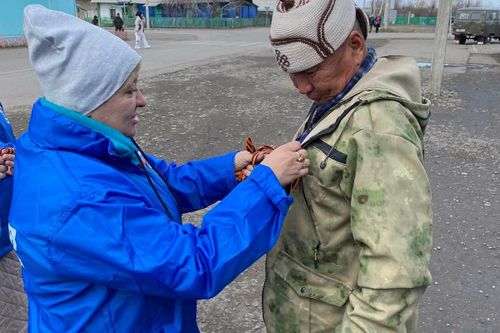 Активисты «Единой России» раздали георгиевские ленточки жителям Танды