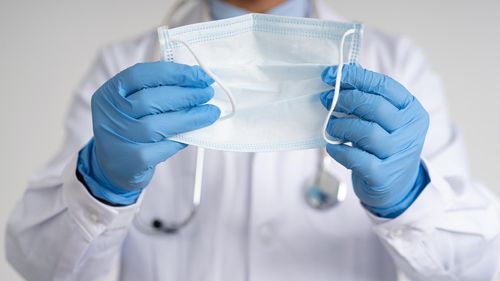 Медицина болгаш социал албан черлериниң ажылдакчылары камгалал маскаларны кедери албан