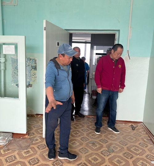 Министр здравоохранения Тувы проверил ход капитального ремонта в Чаа-Хольской центральной районной больнице