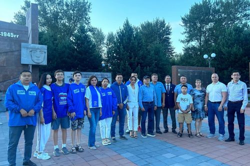 «Единая Россия» в Туве зажгла свечи в память о погибших в годы Великой Отечественной войны