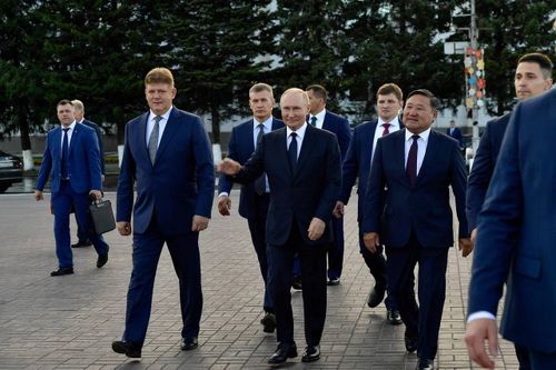 Президент Российской Федерации поздравил Главу Тувы Владислава Ховалыга и жителей республики с Днём народного единства.