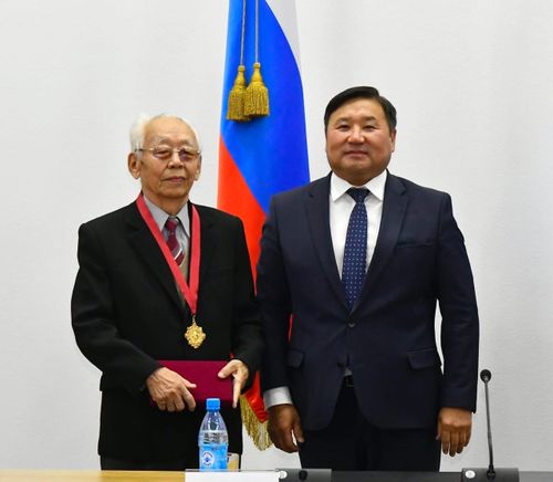 Глава Тувы поздравил с юбилеем видного партийно-политического и государственного деятеля Григория Чоодуевича Ширшина