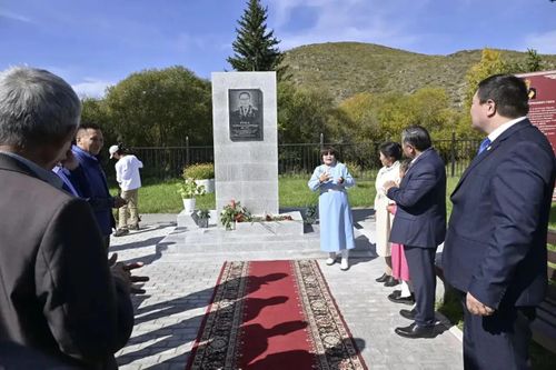 В арбане Мерген открыли памятник Салчаку Тока после благоустройства