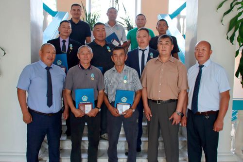 Водителям автобазы вручили медали Верховного Хурала за помощь участникам спецоперации